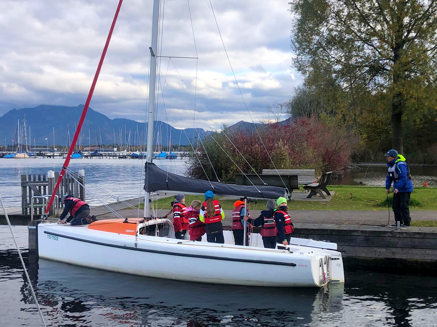  7 jonge zeilers en 1 instructeur bij DHH aan de Chiemsee 